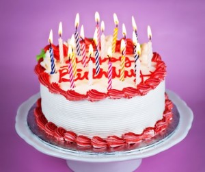 torta di compleanno alla panna fatta in casa