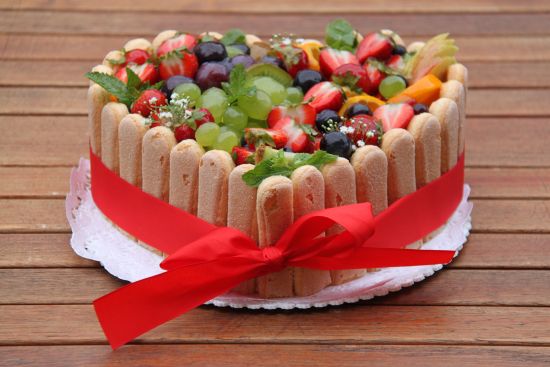torta-frutta-fresca-savoiardi-con-fiocco-rosso
