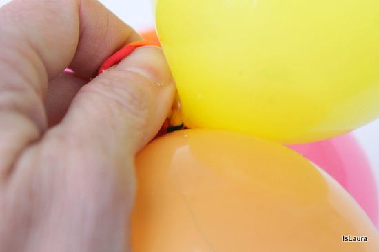 Realizzare un cerchietto con palloncini colorati