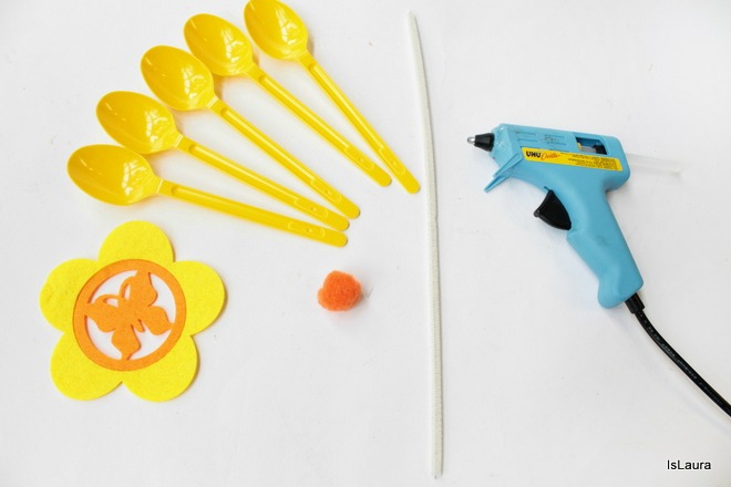 Come-realizzare-un-centrotavola-per-le-feste-con-cucchiai-di-plastica