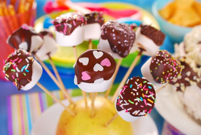 spiedini-dolci-di-compleanno-con-marshmallow-caramelle